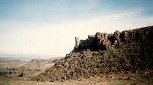 Right: A 15 foot tall free standing stone column. Known as a "guardian". In front of it flies an orb.